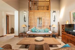 un soggiorno con un divano e una TV di Villa Itzaga by muse villas a Post of Flacq