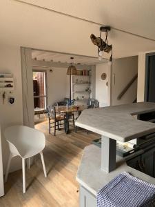 Una cocina y una sala de estar con mesa y sillas. en patio seignosse plage 6 couchages, en Seignosse