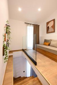 una piccola stanza con un letto e una finestra di Petite Maisonnette at Garitsa! a Corfu International Airport I Kapodistrias