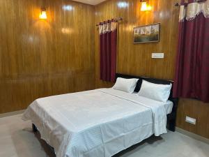 Postel nebo postele na pokoji v ubytování Franklin's Finestay
