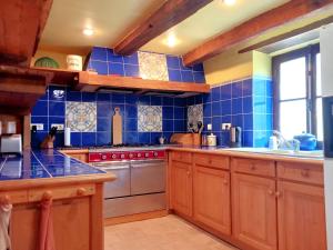 Kuchyň nebo kuchyňský kout v ubytování Grande maison en pierre 12 pers 6 chambres 5 SDB piscine