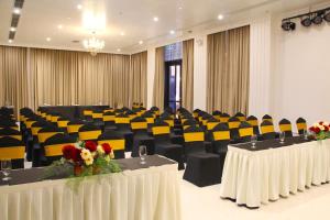 El área de trabajo o centro de convenciones de Hotel Công Tử Bạc Liêu