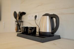 una cafetera sentada en un mostrador con dos tazas en Lake Charming Apartment, en Ioannina