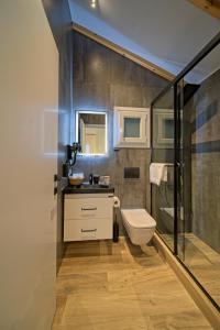 Un baño con inodoro, lavabo y ducha. en Lake Charming Apartment, en Ioannina 10 fotos más