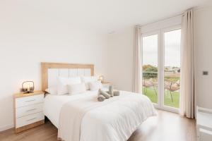 Un dormitorio blanco con una cama grande y una ventana. en Villa Brisamaré I Private Pool I Free parking, en El Verger