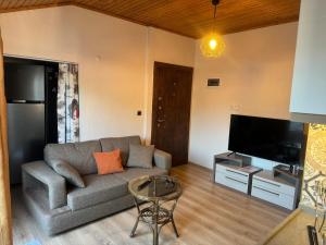 TV a/nebo společenská místnost v ubytování 1 bedroom close to bus station and MALL 200 mb wifi