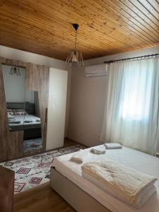 Postel nebo postele na pokoji v ubytování 1 bedroom close to bus station and MALL 200 mb wifi