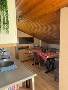 Kuchyň nebo kuchyňský kout v ubytování 1 bedroom close to bus station and MALL 200 mb wifi