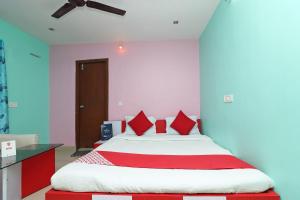 Ένα ή περισσότερα κρεβάτια σε δωμάτιο στο Hotel O Maruti Lodging