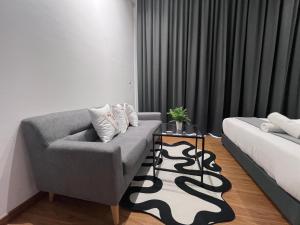 Posezení v ubytování Georgetown Karpal Singh SkyPool 3 car park Family & Baby-Friendly 10 pax Luxury Suite