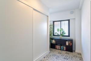 einen Flur mit Schiebetür und Bücherregal in der Unterkunft Kosta Homes - Modern Two Bedroom with Terrace in Alhaurín de la Torre