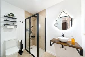 ein Badezimmer mit Waschbecken und Dusche in der Unterkunft Kosta Homes - Modern Two Bedroom with Terrace in Alhaurín de la Torre + 13 Fotos