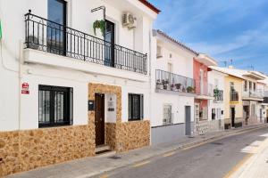 eine Reihe weißer Häuser auf einer Straße in der Unterkunft Kosta Homes - Modern Two Bedroom with Terrace in Alhaurín de la Torre