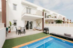 une villa avec piscine et une maison dans l'établissement Villa Brisamaré I Private Pool I Free parking, à El Verger