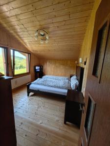 Postel nebo postele na pokoji v ubytování Raw Nature Cabin + 37 fotografií