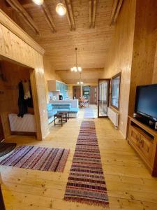TV a/nebo společenská místnost v ubytování Raw Nature Cabin