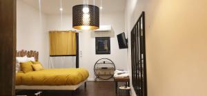 una camera con letto giallo e specchio di Douce nuit a Clapiers