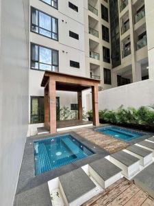 Πισίνα στο ή κοντά στο Cozy 1BR at Greenbelt Hamilton Makati