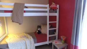 Dormitorio infantil con litera y escalera en VVF Golfe du Morbihan Sarzeau Arzon, en Sarzeau