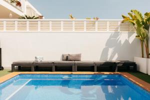 Una piscina en un patio trasero con un sofá al lado de una casa. en Villa Brisamaré I Private Pool I Free parking, en El Verger