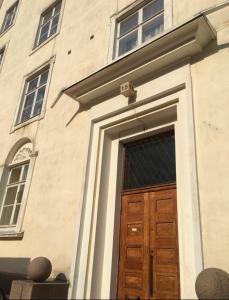 トゥルクにあるAtmospheric stone house 1927 near the Aura Riverの側面に木製のドアがある建物