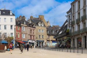 un grupo de personas caminando por una calle de la ciudad en Le Jude - studio - lumineux, en Vannes
