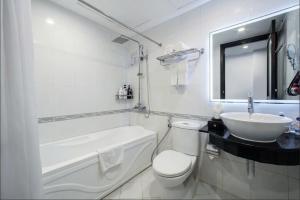 Ένα μπάνιο στο A25 Hotel - 28 Trần Quý Cáp