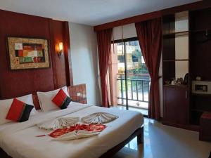 Postel nebo postele na pokoji v ubytování Patong Hemingways Hotel + 37 fotografií