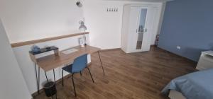 Cette chambre comprend un bureau, un lit et une chambre. dans l'établissement La Lampara, à Giovinazzo