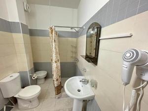 Bilik mandi di TreA Accomodations- Vola