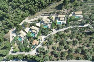 The surrounding neighborhood or a neighborhood close to A villát