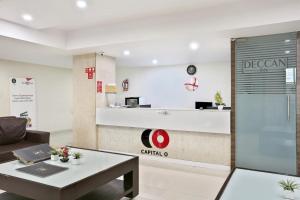 ハイデラバードにあるTownhouse Halcyon Deccan Inn Near Shilparamamの歯科事務所ロビー(テーブル付)