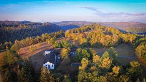 una vista aerea di una chiesa bianca nella foresta di Haus Waldläufer a Braunlage