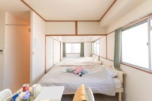 Tempat tidur dalam kamar di Namba Station about 15 minutes walk,Good location