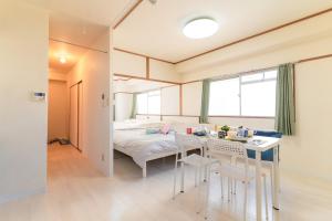 Tempat tidur dalam kamar di Namba Station about 15 minutes walk,Good location