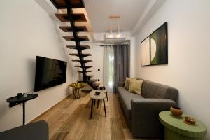 un soggiorno con un divano e un tavolo di Petite Maisonnette at Garitsa! a Corfu International Airport I Kapodistrias