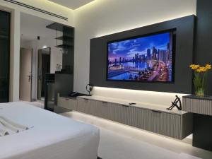 沙迦国敦大酒店的电视和/或娱乐中心