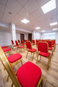 una stanza vuota con sedie rosse in una stanza di Oak Residence Hotel & Relax a Smoljan Altre 121 foto
