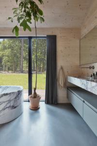 Φωτογραφία από το άλμπουμ του VILLA MORI 森 Grand Estate with Sauna & Ice Bath σε Frederiksværk