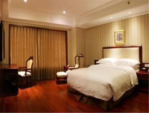 En eller flere senge i et værelse på Enrichee Gloria Plaza Hotel