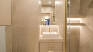 un baño con lavabo y espejo en Angel's apartments - by Hosty, en Cracovia 30 fotos más