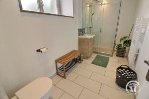 Un baño con inodoro, ducha y lavabo. en Ti charlize, en Goudelin 19 fotos más