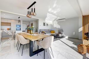 Posedenie v ubytovaní New Luxury Villa Tuulia with private pool and parking