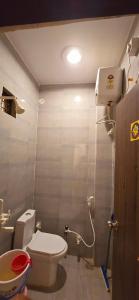 Koupelna v ubytování Premium Homestay Near Prem Mandir,Iskon and Gouri Gopal Ashram with Power Backup and Free Wifi, Washing machine and Complementary Breakfast lunch and Dinner