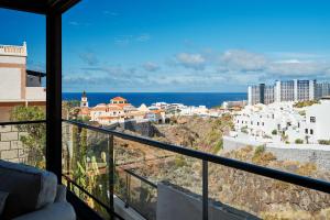 einen Balkon mit Stadtblick in der Unterkunft Casa del Mirador Ocean VIEW private heated pool in Playa Paraiso