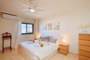 ein Schlafzimmer mit einem Bett und einem Deckenventilator in der Unterkunft Casa del Mirador Ocean VIEW private heated pool in Playa Paraiso + 47 Fotos