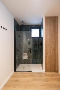 a bathroom with a shower with green tile at Lisboa by Concept Flats in Valencia