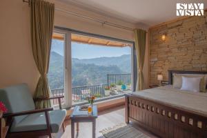 マックトシュワーにあるStayVista at The Sage Brook - Lawn & Bonfireのベッドと大きな窓のある寝室 +24枚の写真