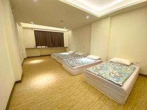 Una cama o camas en una habitación de Dong-Qing Swiss Homestay