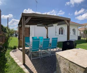 Bygningen som feriehuset ligger i + 3 billeder